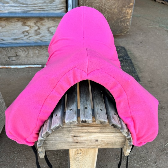 Pink saddle cover with embroidered horseshoe - Picture 4 of 5